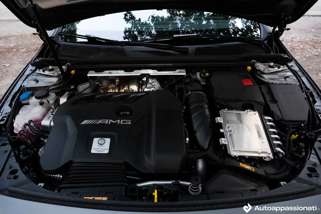 a45 s amg motore