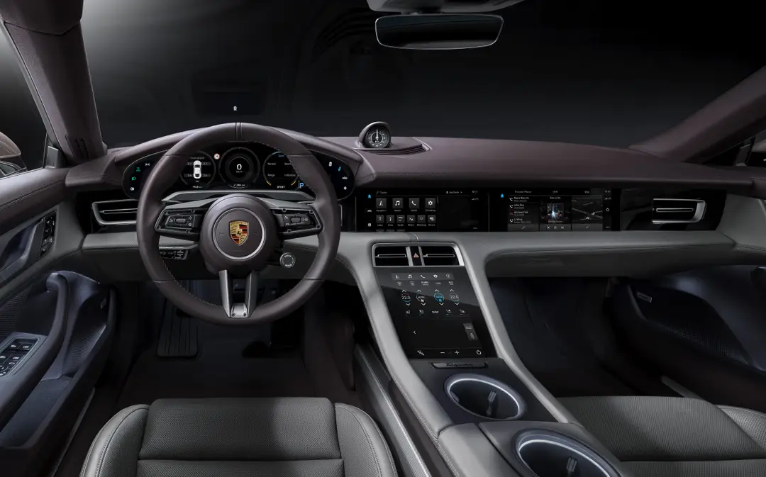 Porsche Taycan interni 2021
