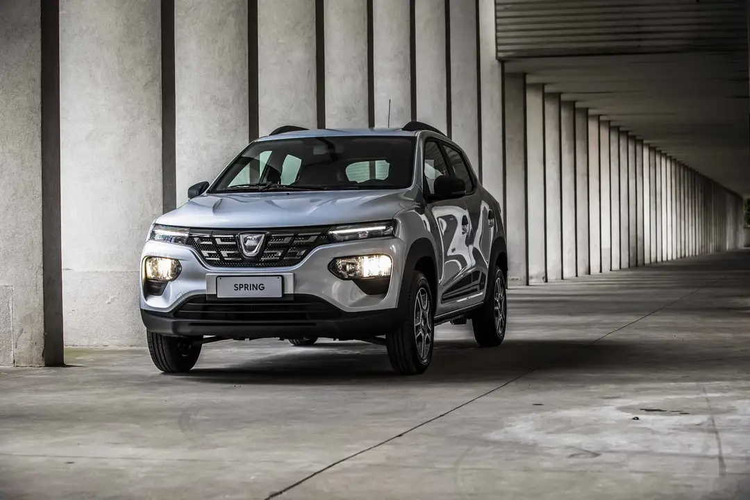 dacia spring tre quarti anteriore di colore grigio