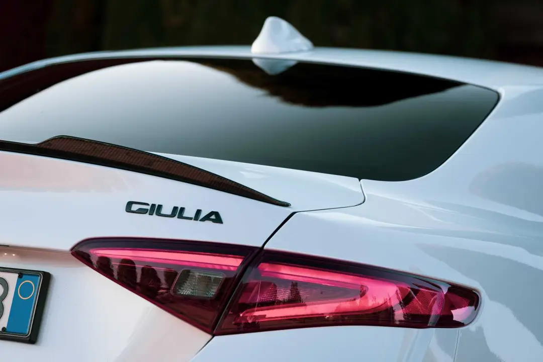 alfa romeo giulia veloce ti faro posteriore