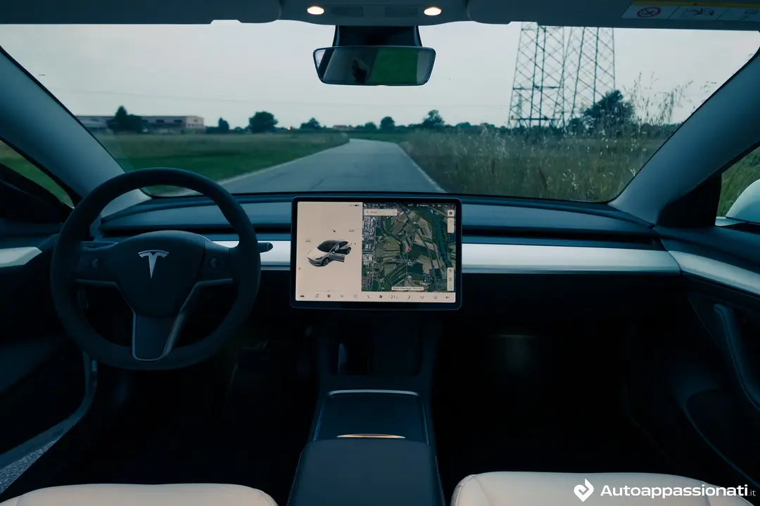 tesla model 3 long range 18 interni