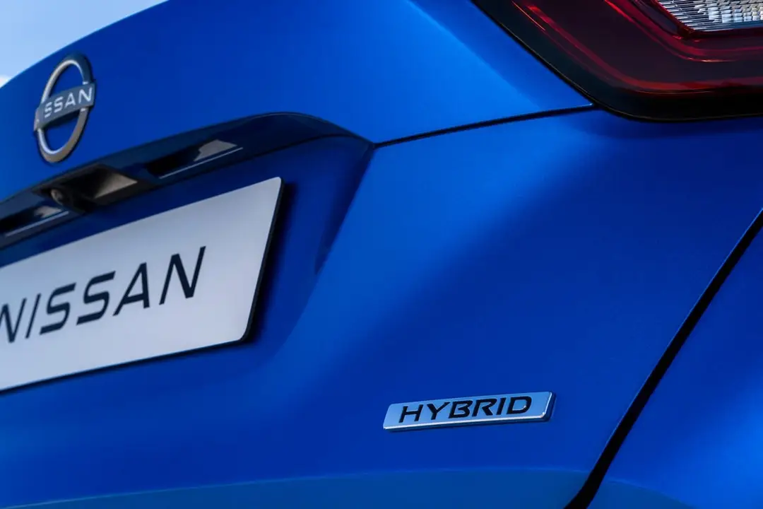 nissan juke hybrid blue detail 05 jpg