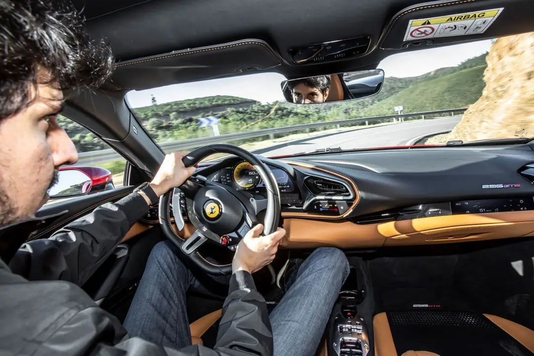ferrari 296 gtb interni guida