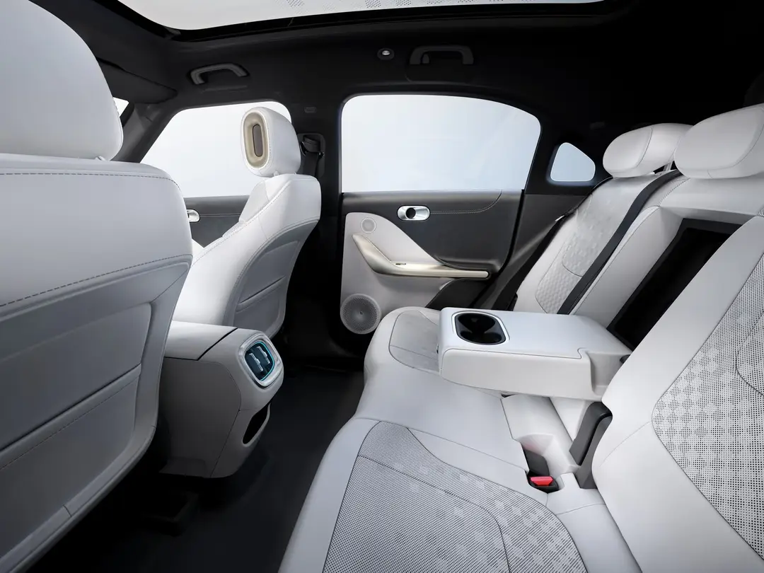 limbo edition1 int 18 white gold leg room