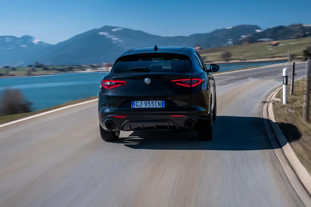 alfa romeo stelvio estrema 08