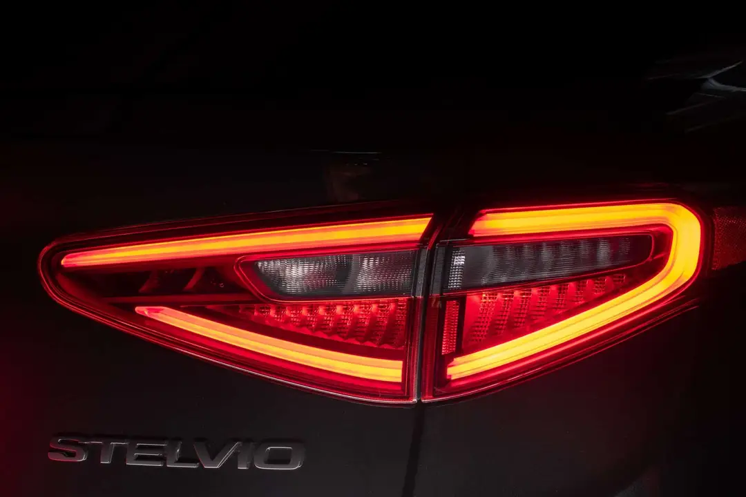 alfa romeo stelvio estrema 09