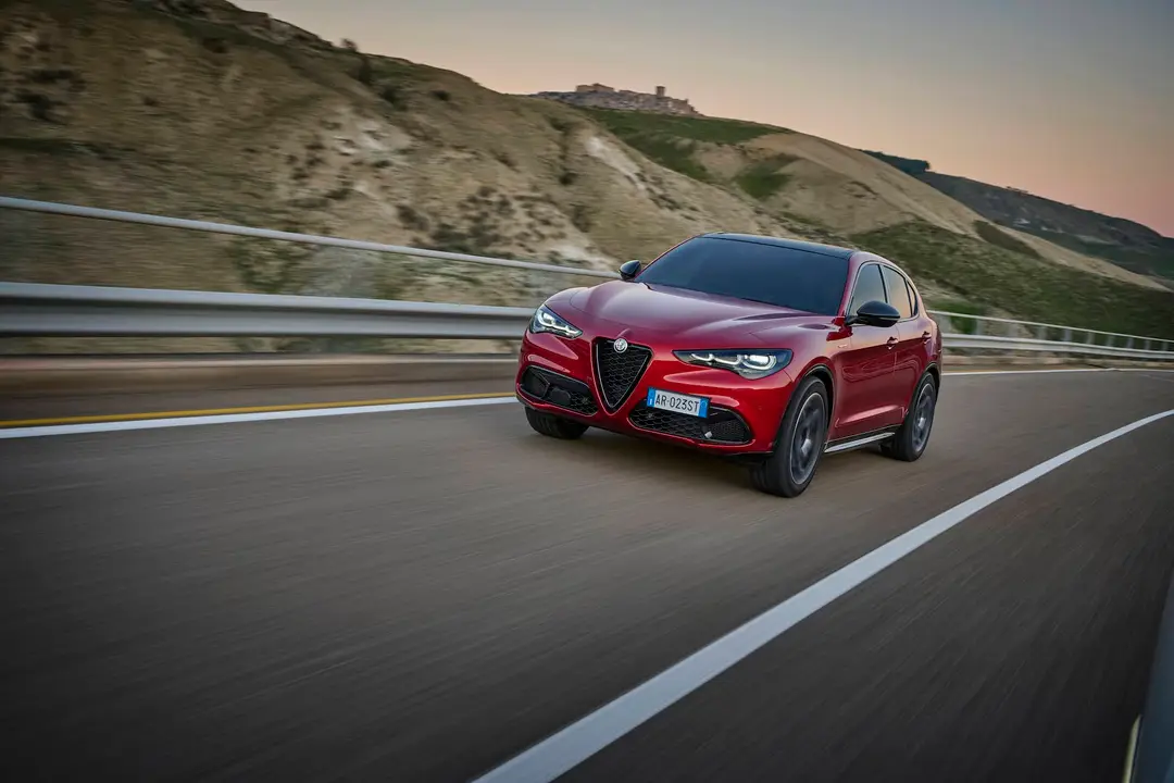 Alfa Romeo Stelvio 2023 frontale rosso guida