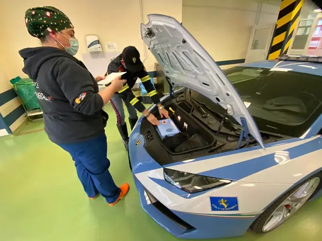 lamborghini huracan polizia trasporto reni da trapiantare 1