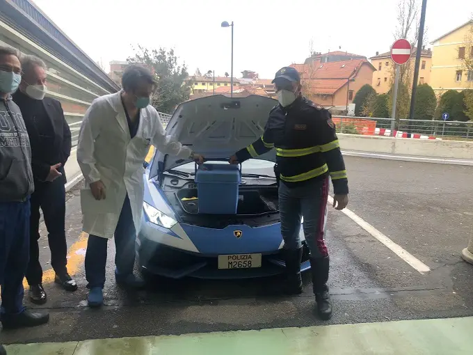 lamborghini huracan polizia trasporto reni da trapiantare 3