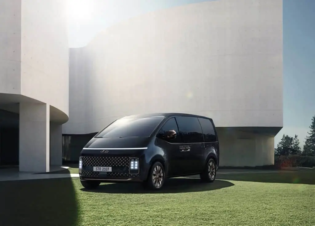 hyundai-staria-mpv-debuts-01