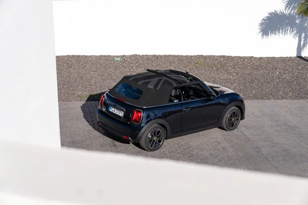 P90493992_highRes_mini-cooper-se-conve