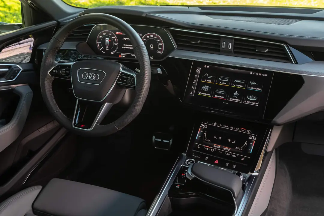 Audi Q8 e-tron interni