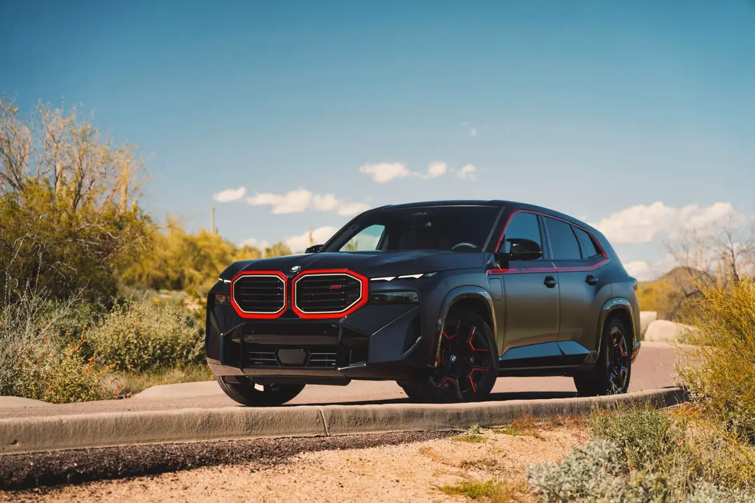 bmw xm label red di muso di colore nero con inserti rossi