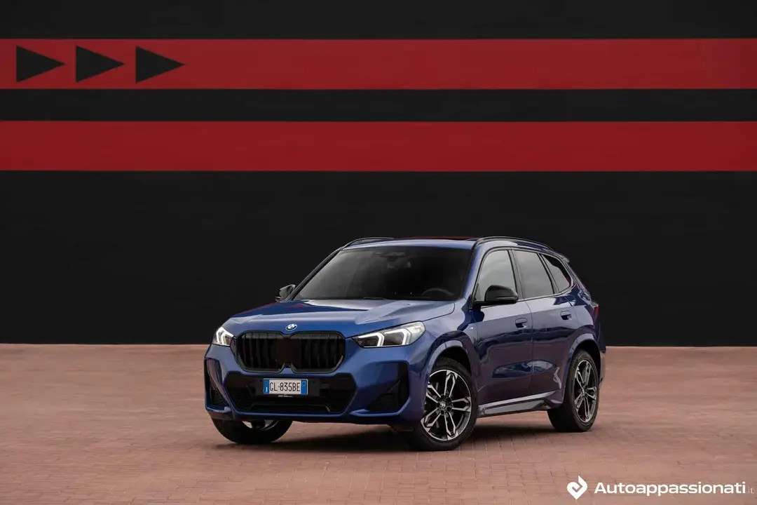 BMW X1 2023 tre quarti