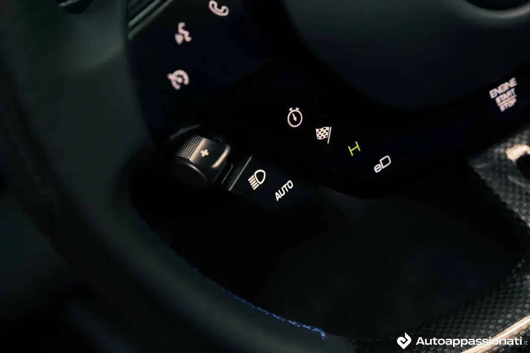 volante dettaglio ferrari 296 gts assetto fiorano