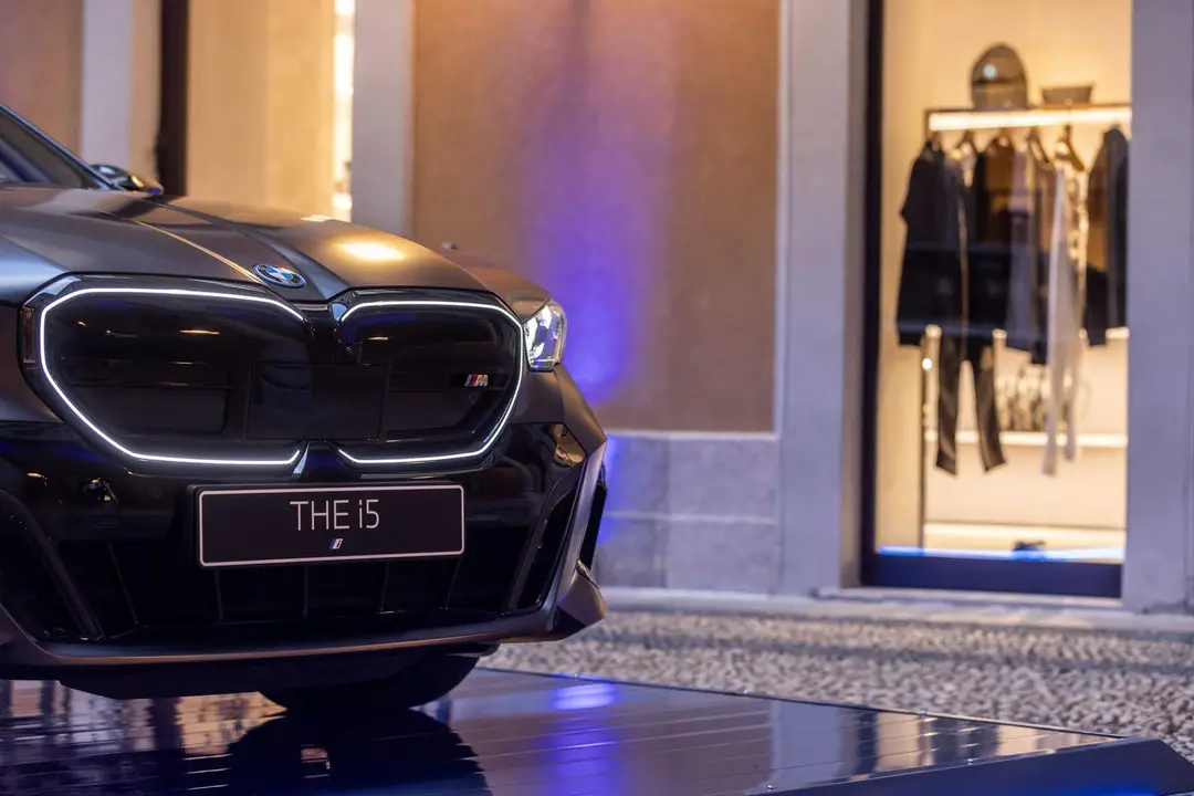 bmw iconic glow