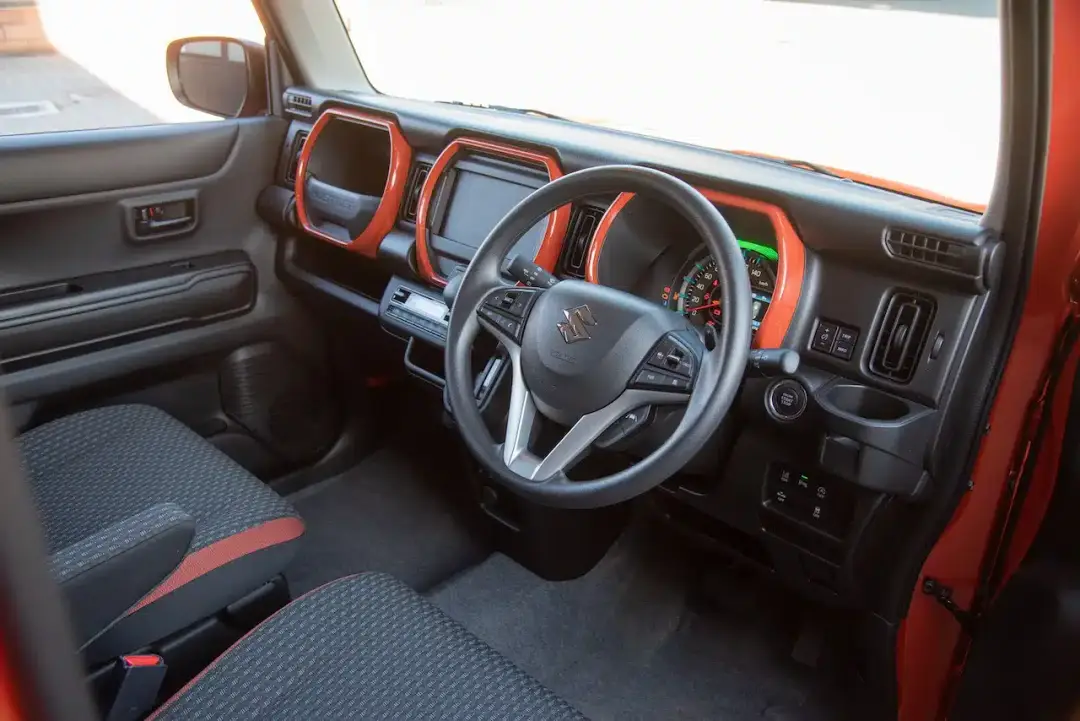 Suzuki Hustler interni
