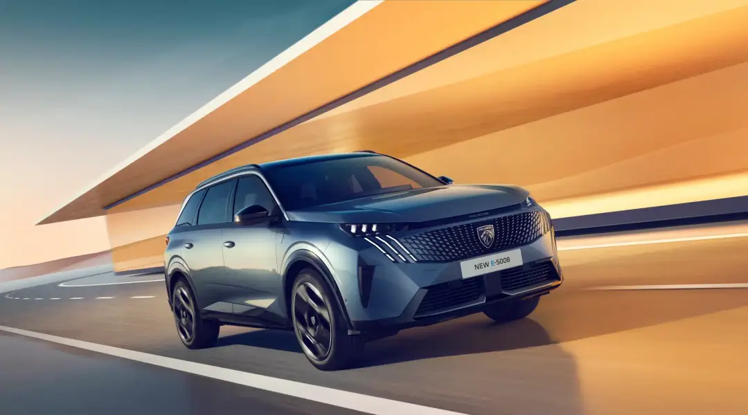 peugeot 5008 2024 driving scaled