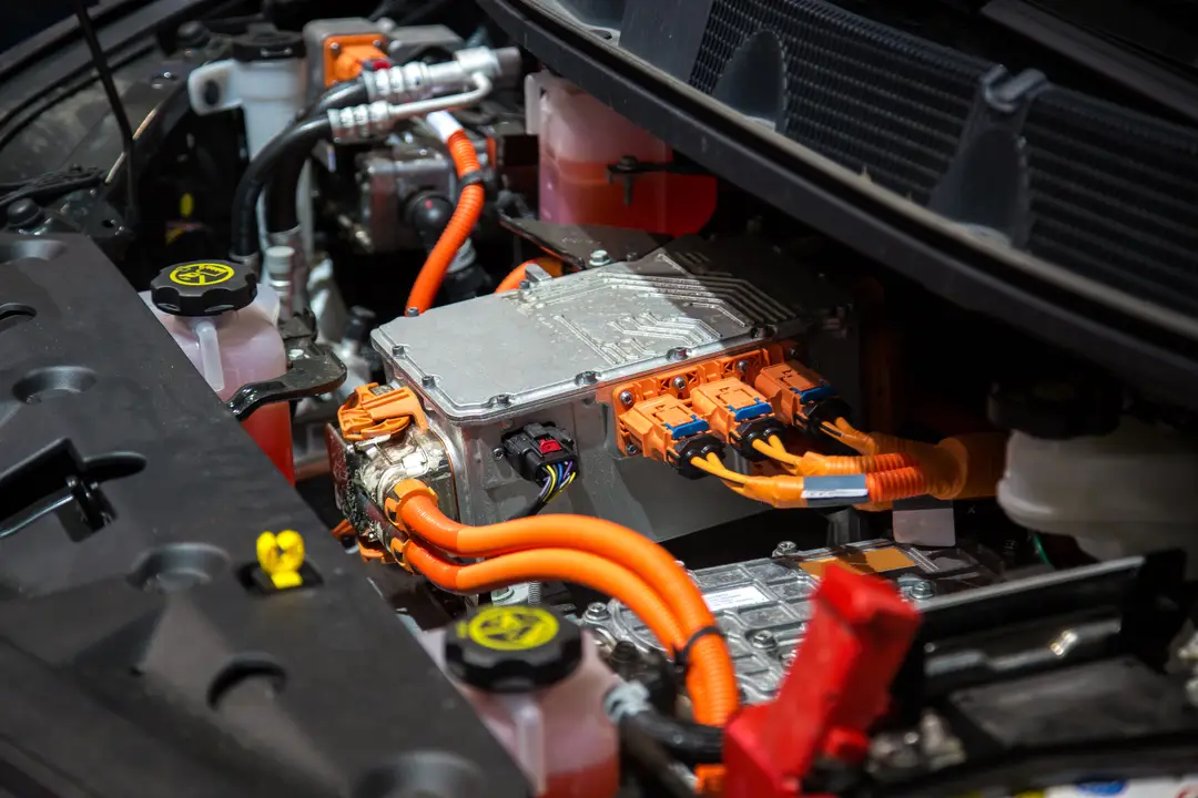 batterie auto elettriche nella macchina aperta