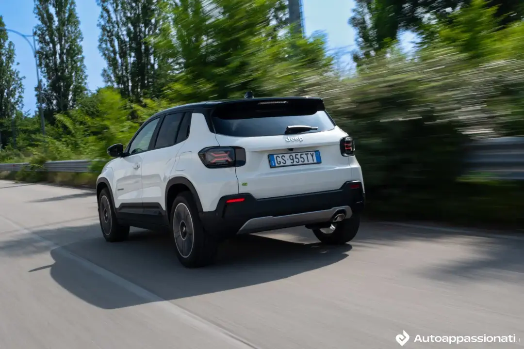 jeep avenger e hybrid 04