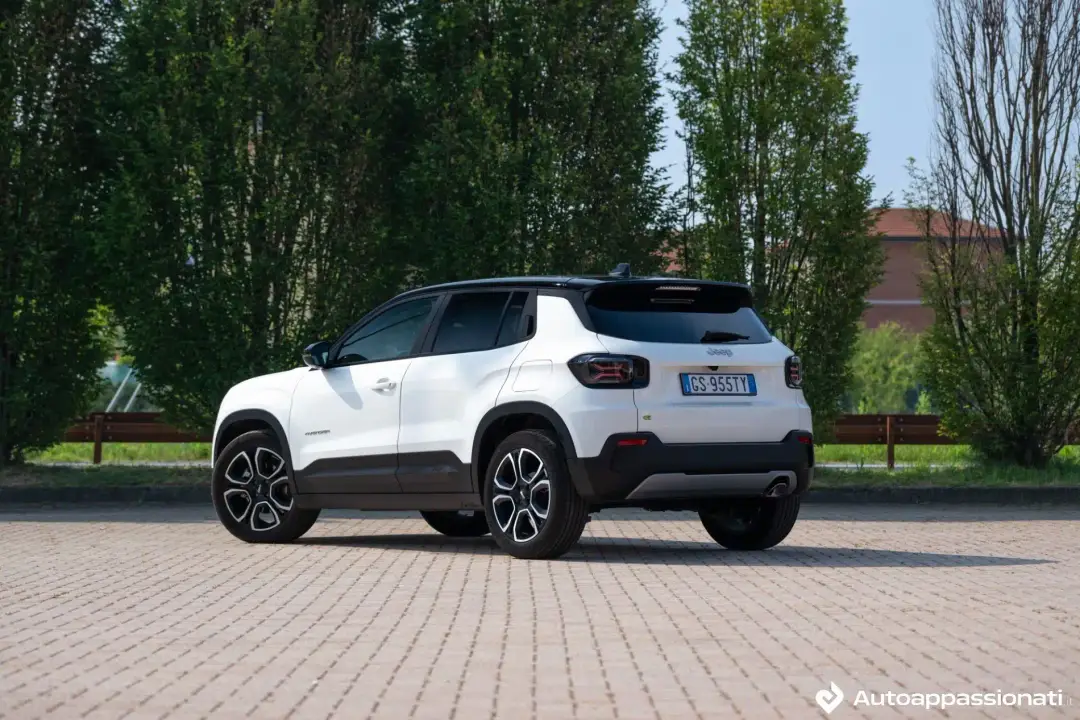 jeep avenger e hybrid 08