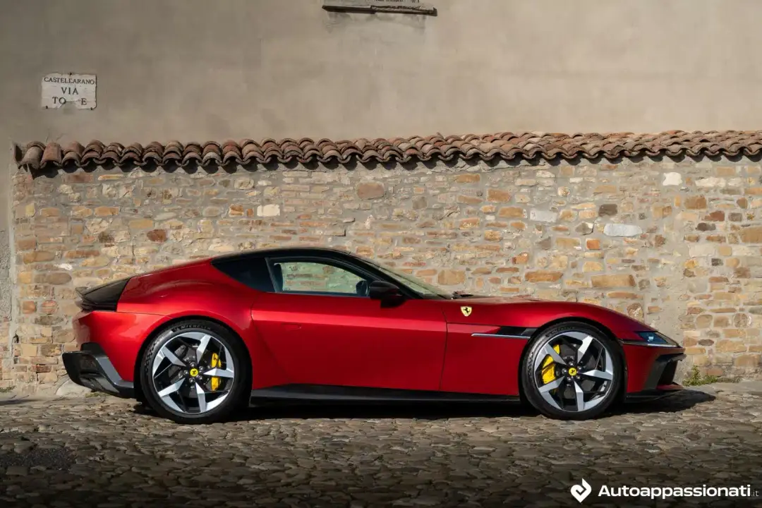 ferrari 12cilindri laterale di colore rosso