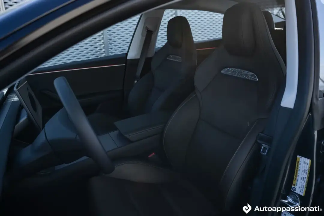 sedili tesla model 3 performance