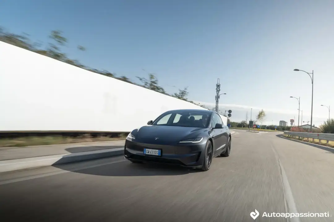 prova tesla model 3 performance