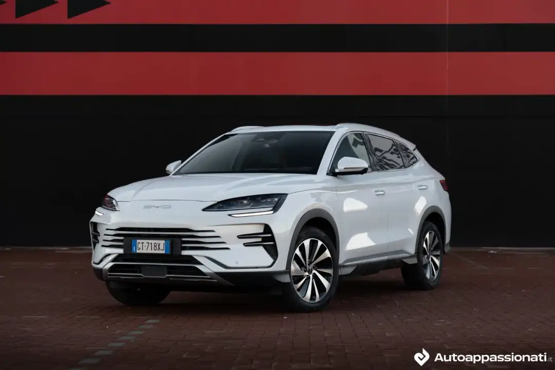 La BYD Seal U DM-i bianca
