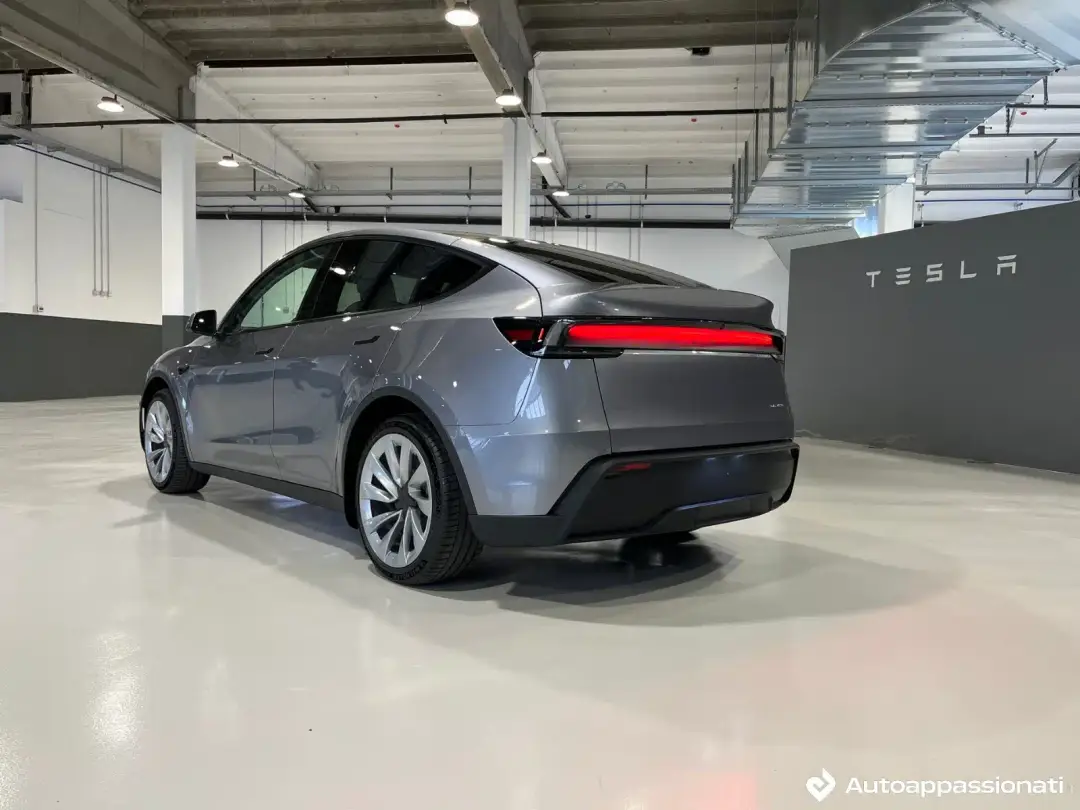 nuova luce posteriore tesla model y 2025