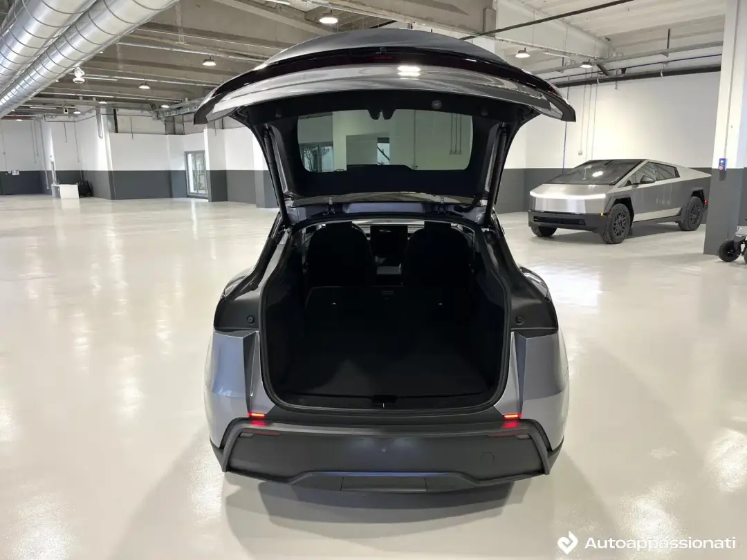 tesla model y 2025 07