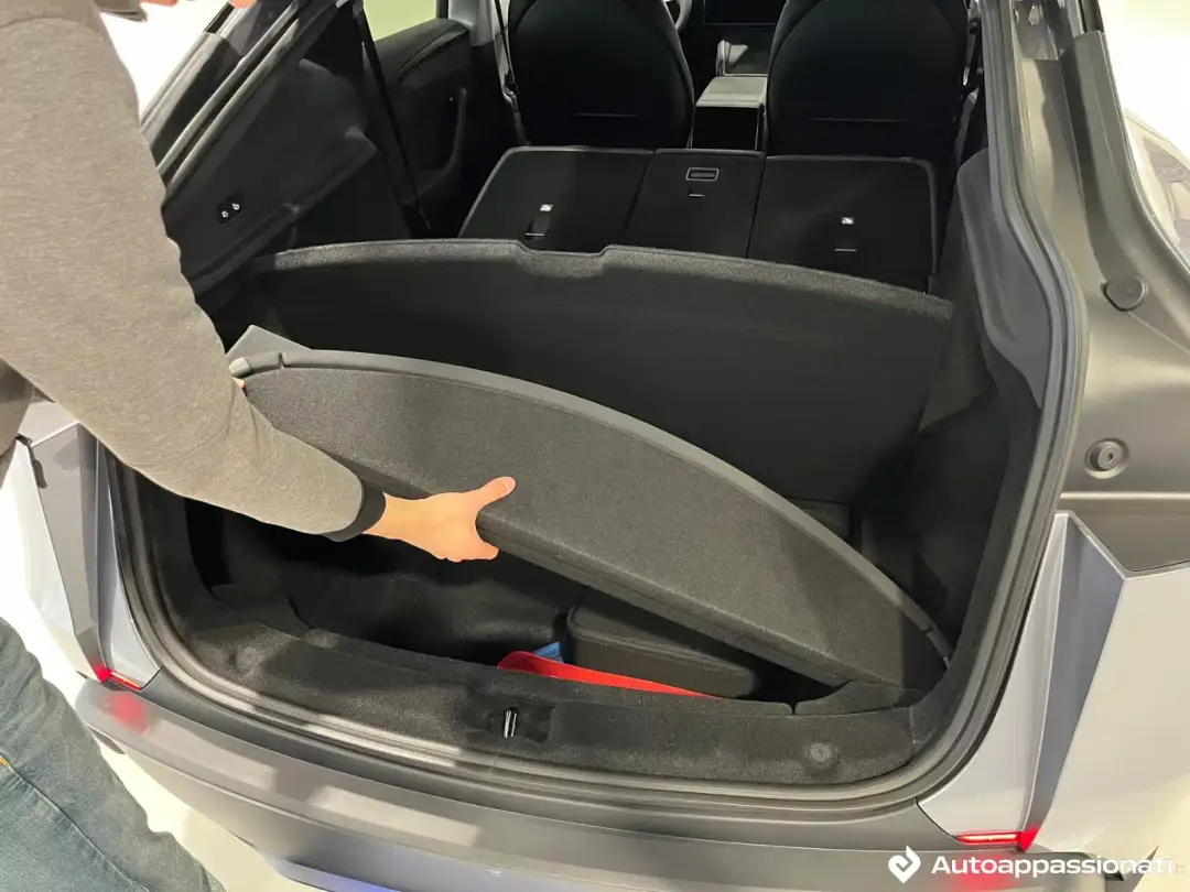 tesla model y 2025 08