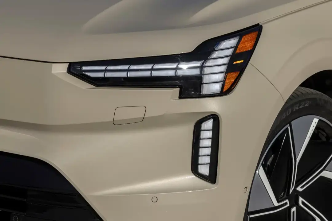 nuovo faro anteriore volvo ex90