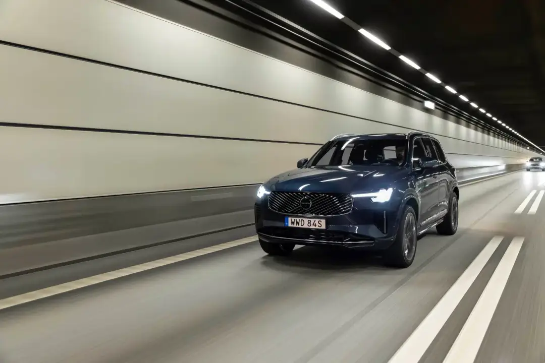 337025 new volvo xc90 b5 dynamic