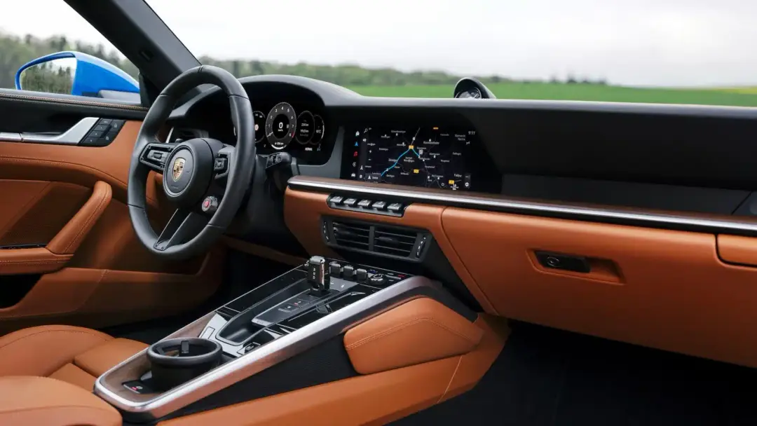 Porsche 911 Carrera 2025 interni