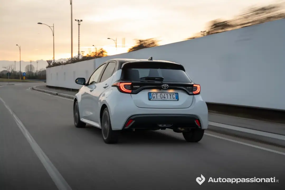 toyota yaris 2025 posteriore fari accelerazione potenza motori