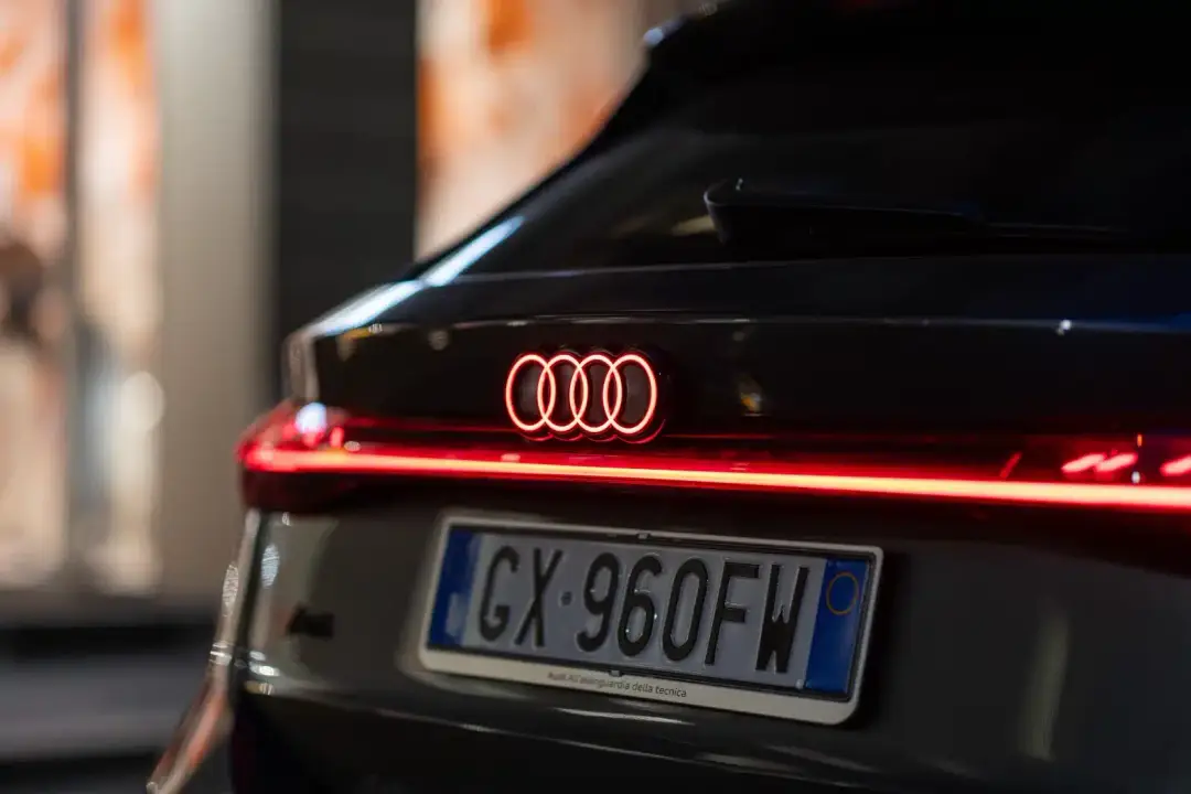 audi a6 avant logo illuminato