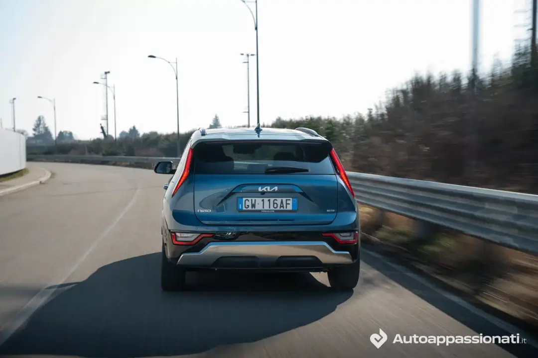kia niro 2025 trifuel dinamica posteriore
