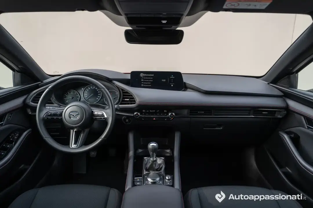 mazda 3 2025 25 plancia piu stretta