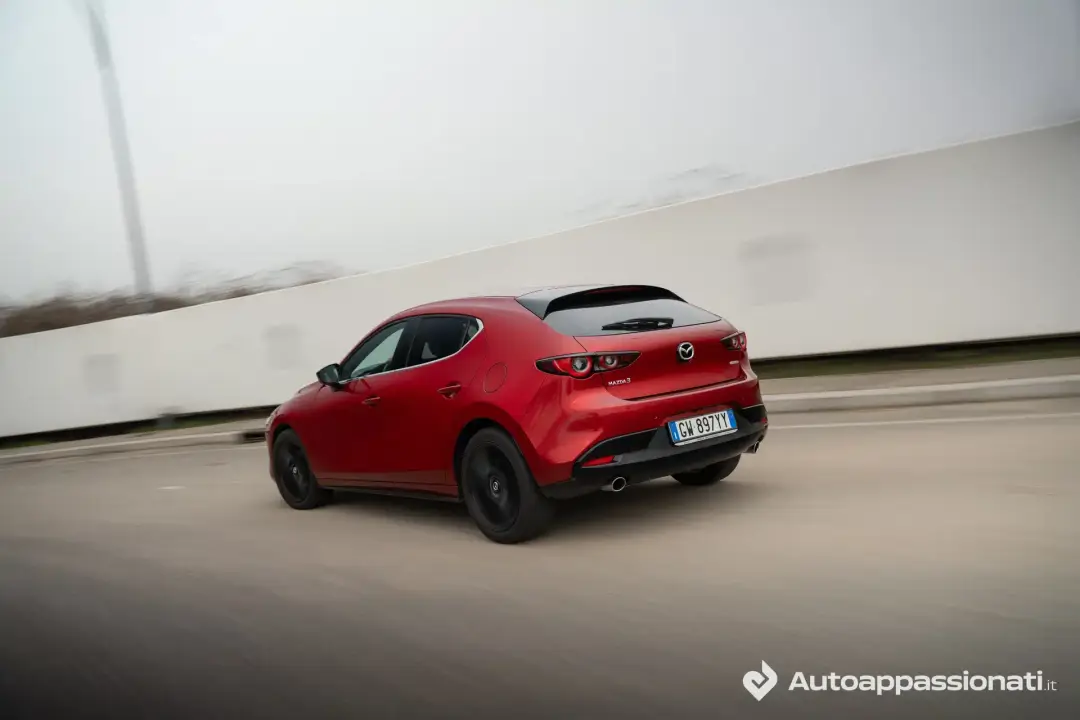 mazda 3 2025 25 posteriore dinamica curva