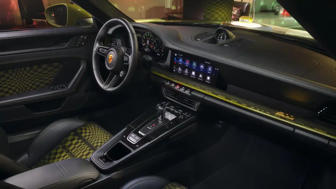 Porsche 911 70 interni