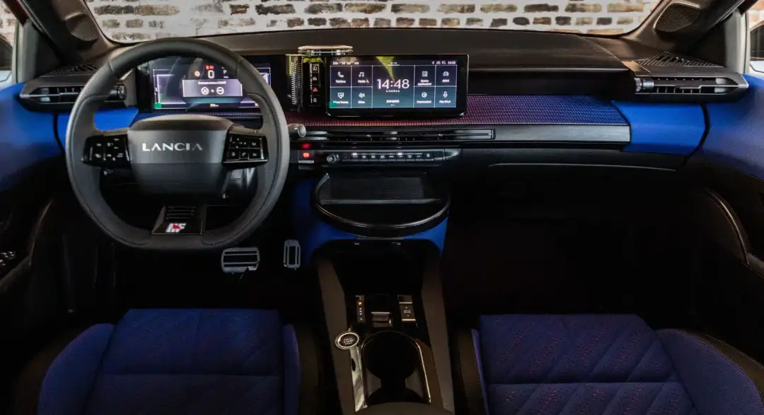 abitacolo lancia ypsilon hf