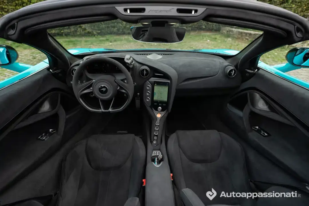 abitacolo mclaren 750S
