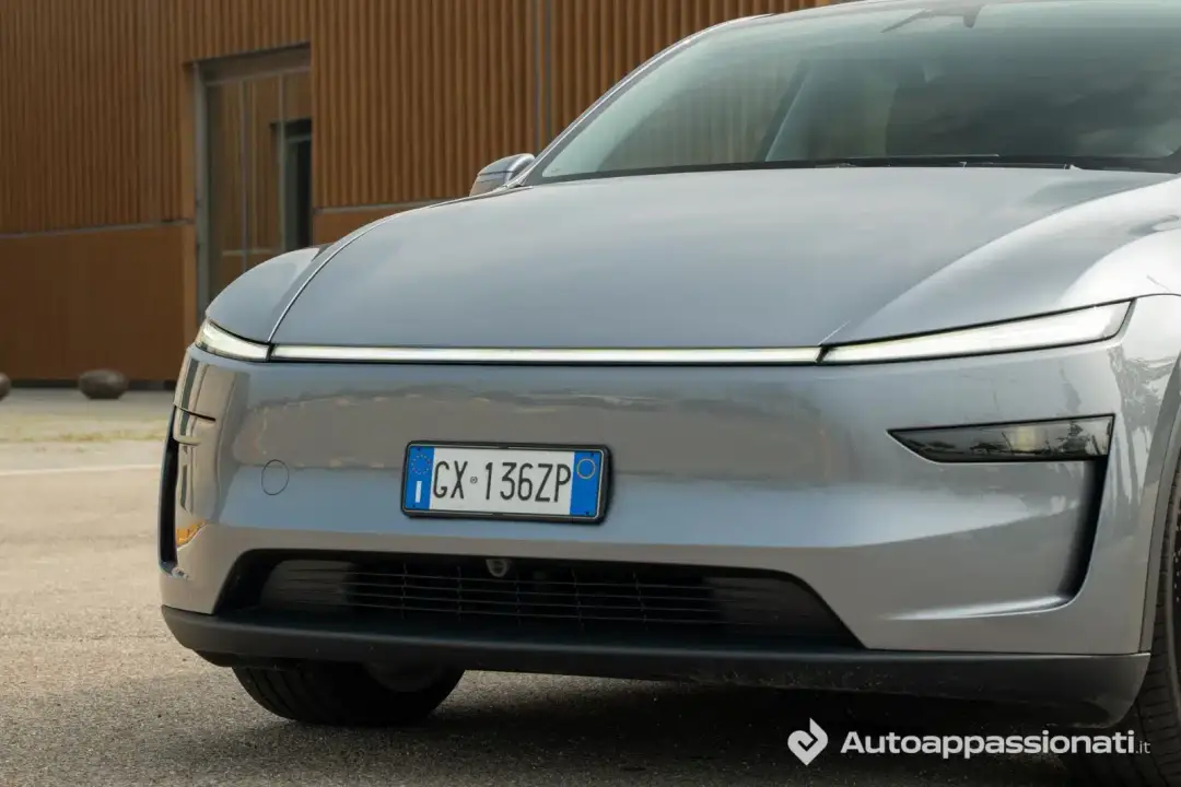 tesla model y 2025 10