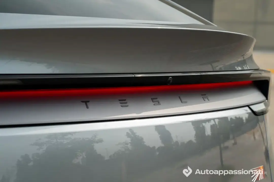 tesla model y 2025 14 1