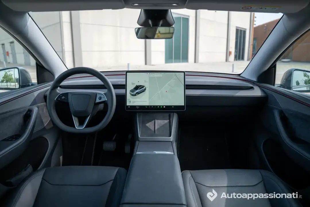 abitacolo tesla model y 2025