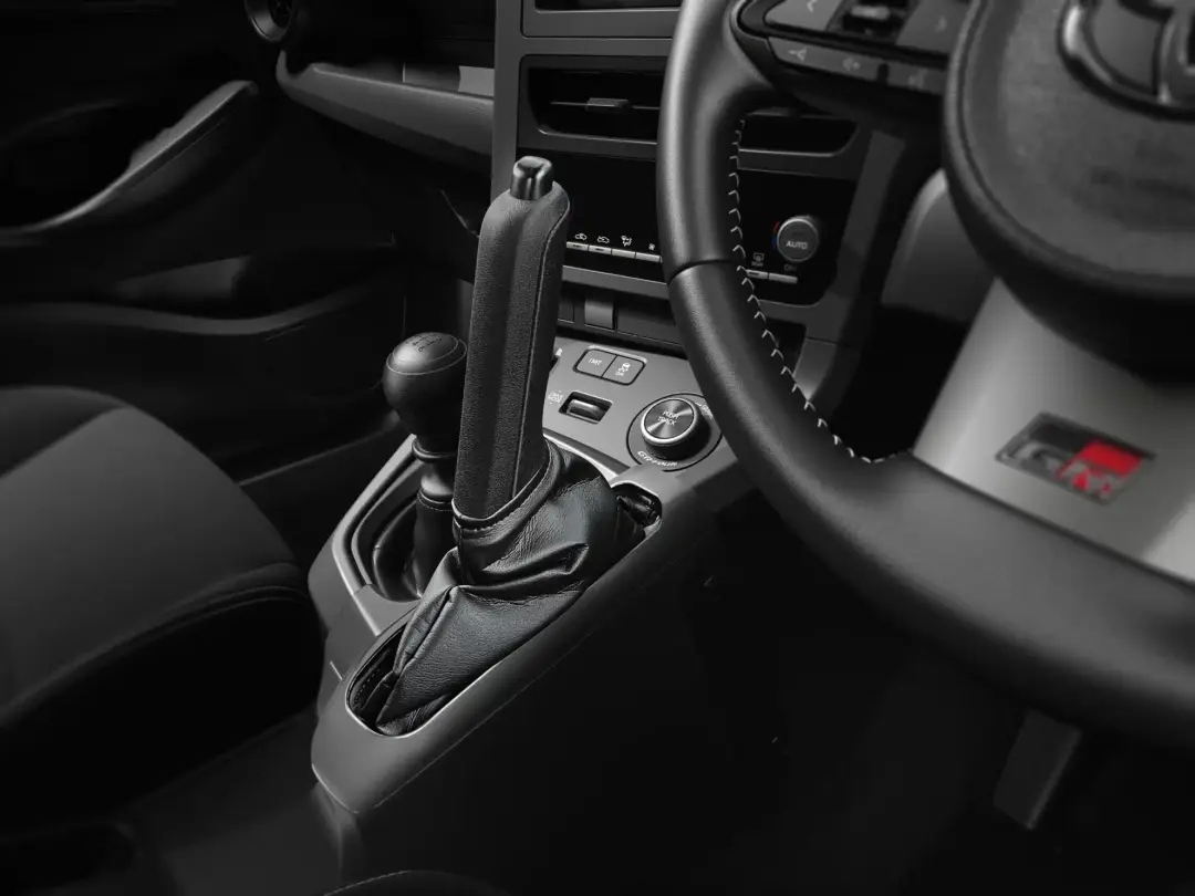 gr yaris 2025 freno a mano verticale