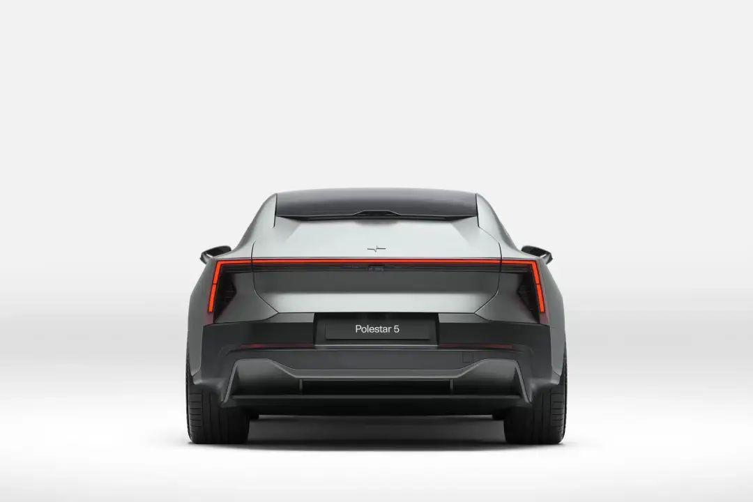 Polestar 5_Vista posteriore frontale