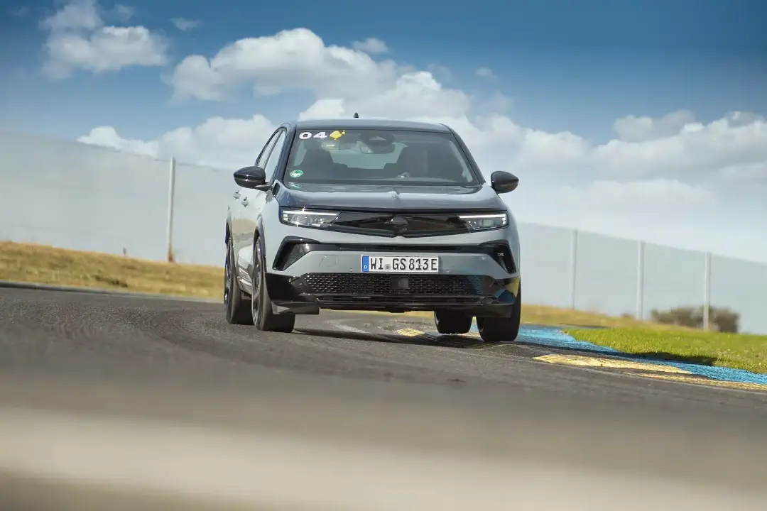 Opel Mokka GSe 2026 dinamica in pista frontale