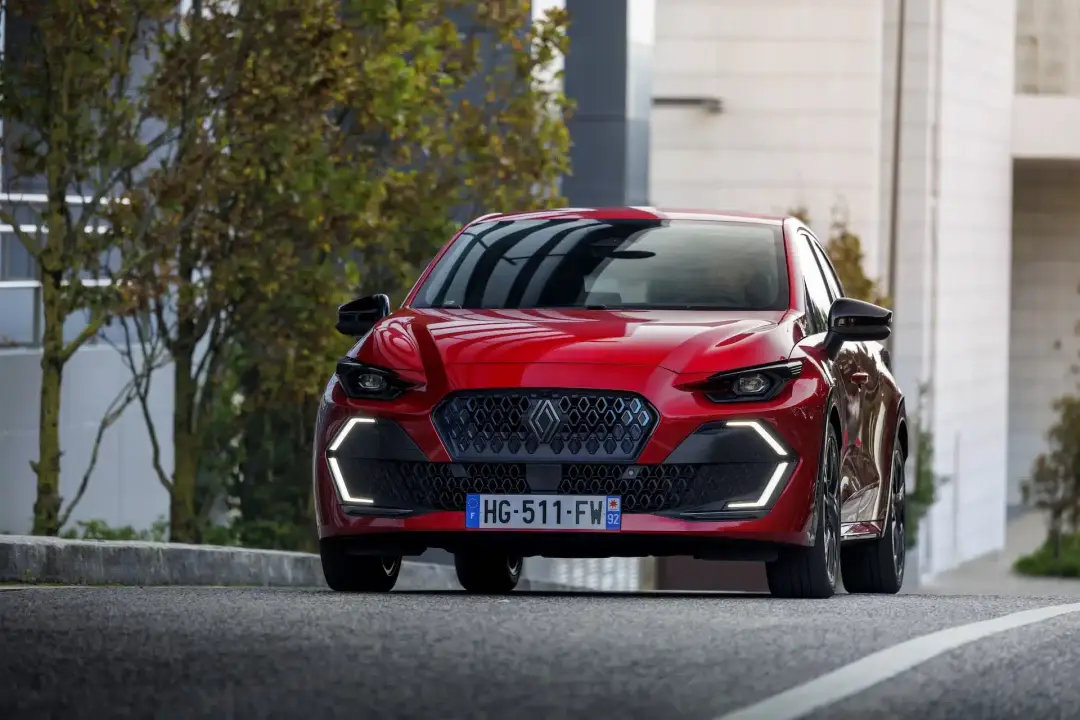 renault clio 2026 rossa in città con alberi s